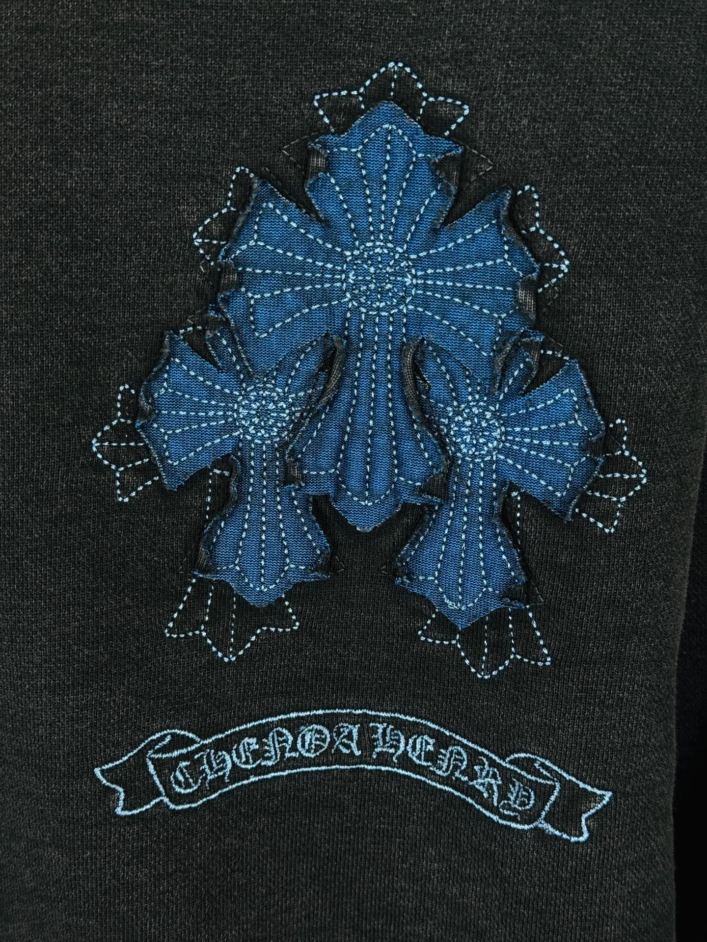 P280 top version, real shot without P, ​​different from market currency) 𝗖𝗵𝗿𝗼𝗺𝗲 𝗛𝗲𝗮𝗿𝘁𝘀/Cro Heart 2025 washed patch embroidery autumn and winter new original single counter American laser burnt 3D three-dimensional patch embroidery couple casual sweatshirt 👑The highest version! Customized fabric 430g tripe terry fabric! American acid-washed and distressed original fabric laser burnt ✟appliqué embroidery and exquisite embroidery of letters! The best-selling model in the counter, very comfortable to wear. Accessories: original molded and authenticated collar label➕100% silk wash label. Genuine purchase-grade original hangtag➕matching hanging rope➕3D hanging beads➕original packaging bag. Craftsmanship: The original version has consistent wiring! The highest version of the armhole matching technique! Color: Gray Black Size: S M L XL Style No.: 9325